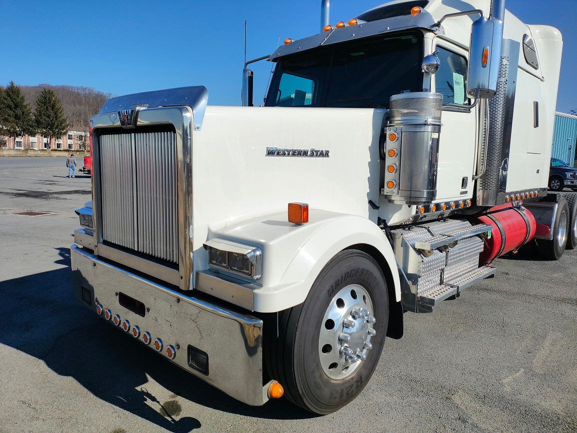 Western Star 4900 SF 123" BBC 2008 y capó más reciente