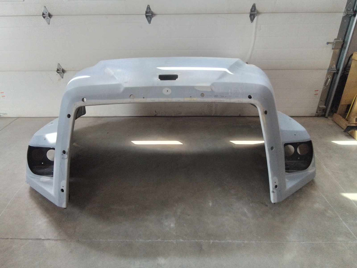 Capó Freightliner 114SD SBA, despegue OEM, con nariz perforada y guardabarros, U2385