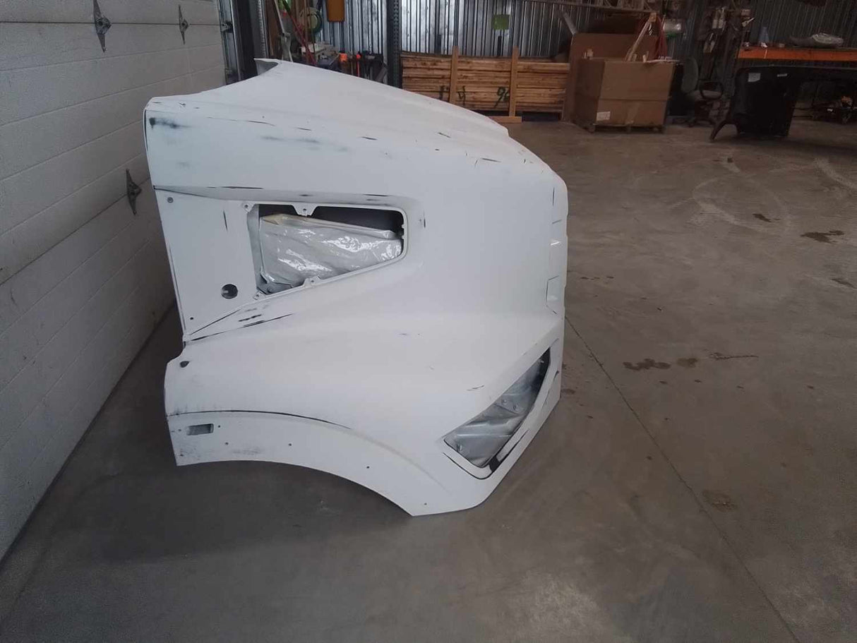 Western Star 47X SBA Hood, Pre-Clean, Fend Ext, OEM Take Off, U2521, A17-21724-024