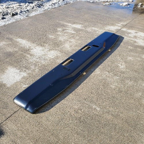 Freightliner 114SD Parachoques OEM negro de acero con imperfecciones *Defecto cosmético