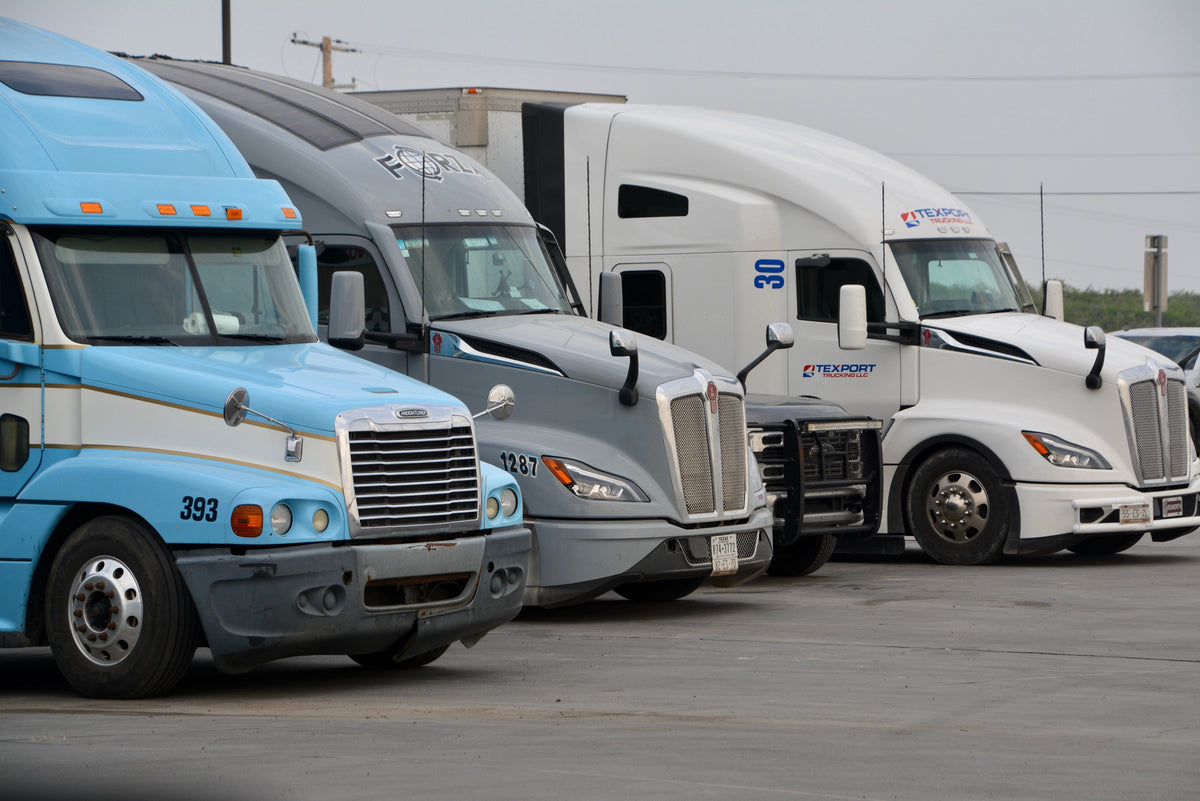 Peterbilt 388 vs 389: Hood Length, BBC, Exterior & Parts Differences