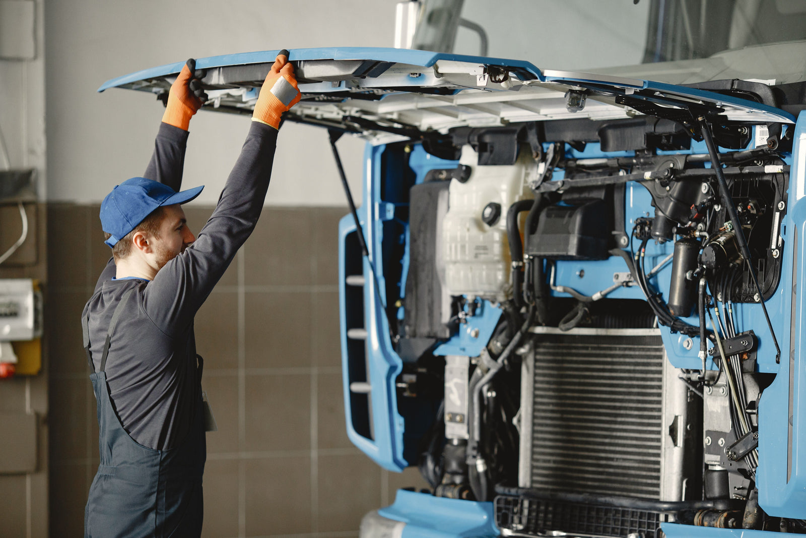 How to Care for a Fiberglass Semi-Truck Hood: Cleaning, Polishing, and Maintenance Tips