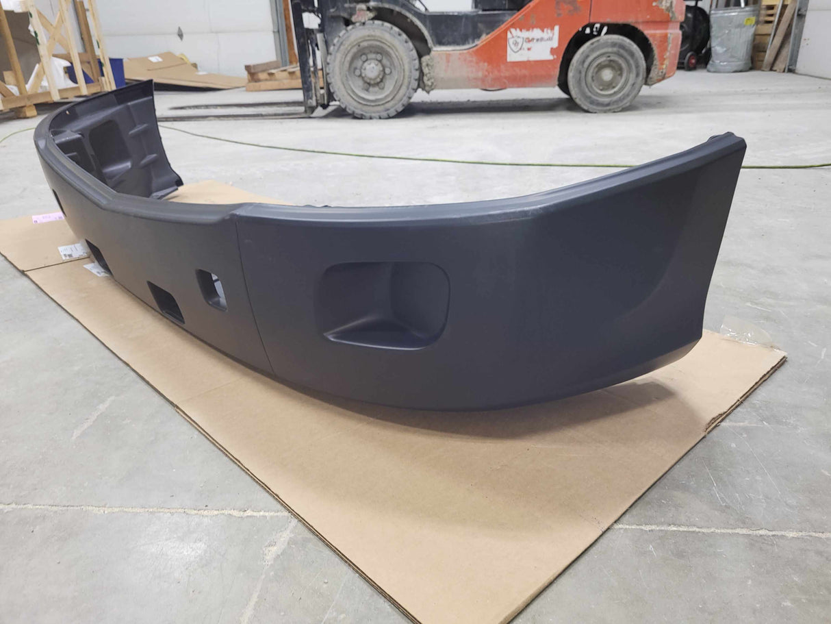 Pete 579 3 piece plastic bumper without fog lights.