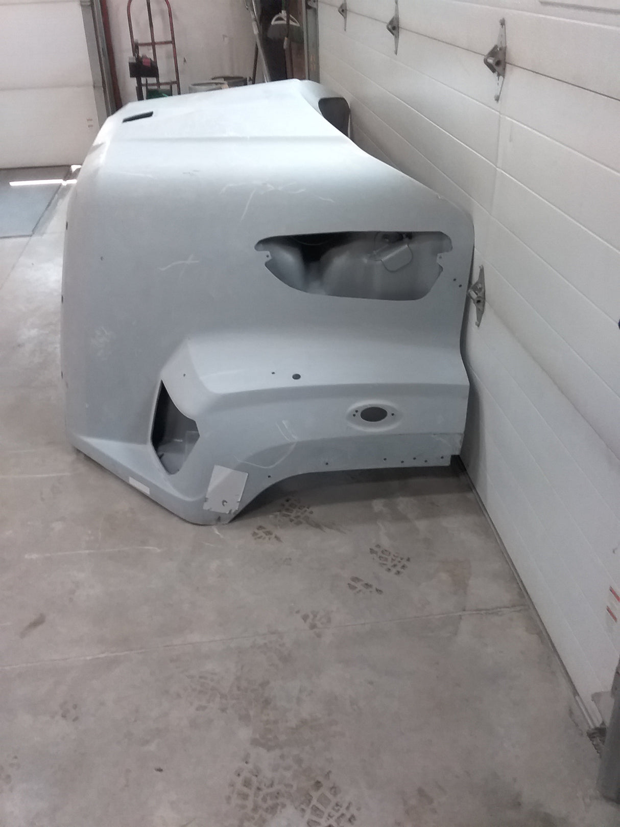 Freightliner 108SD SBA Hood, Pre-cleaner, Drilled Nose and Fender | Z17-20426-010