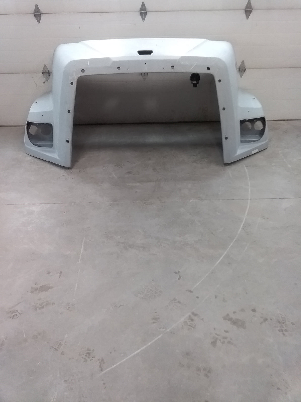 Freightliner 108SD SBA Hood, Pre-cleaner, Drilled Nose and Fender | Z17-20426-010