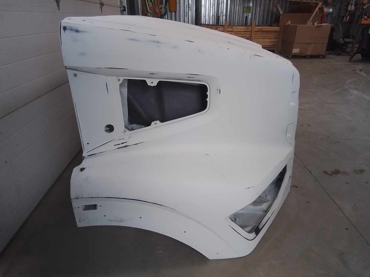 Western Star 47X SBA Hood, Pre-Clean, Fend Ext, OEM Take Off, U2521, A17-21724-024